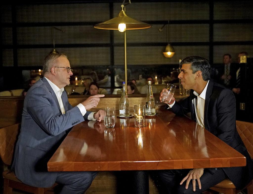 辛偉誠與阿爾巴內塞會面。(美聯社)