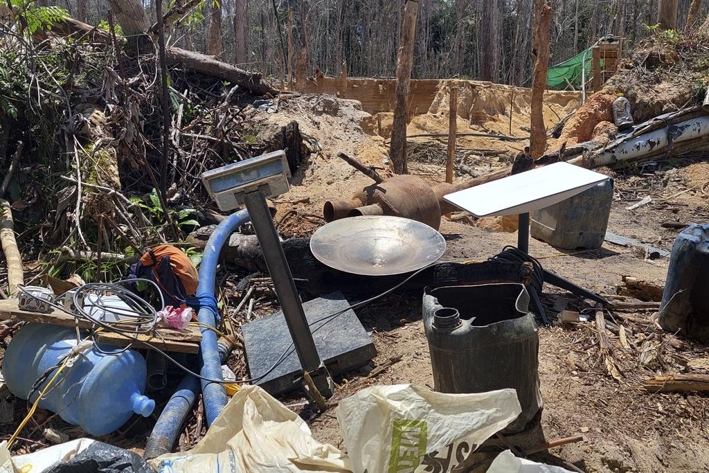 巴西警方破壞一處非法礦場。(美聯社)