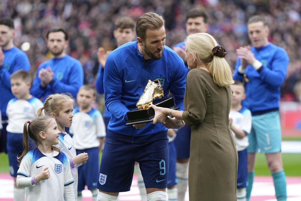 英格蘭為卡尼送上金靴作紀念。(美聯社)