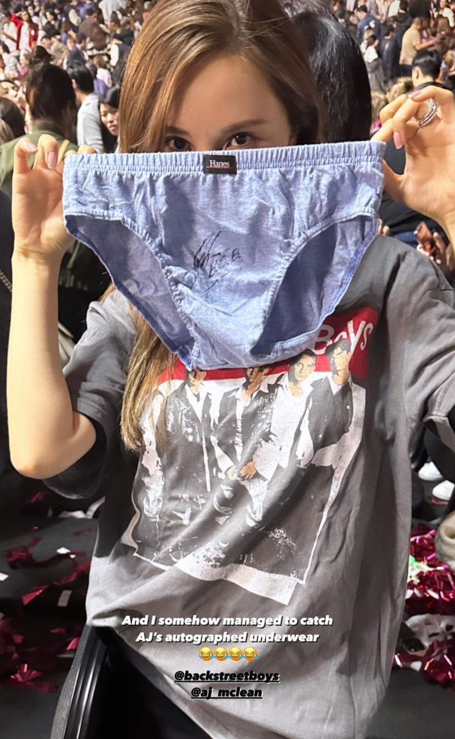 有幸運粉絲在社交網興奮展示戰利品。