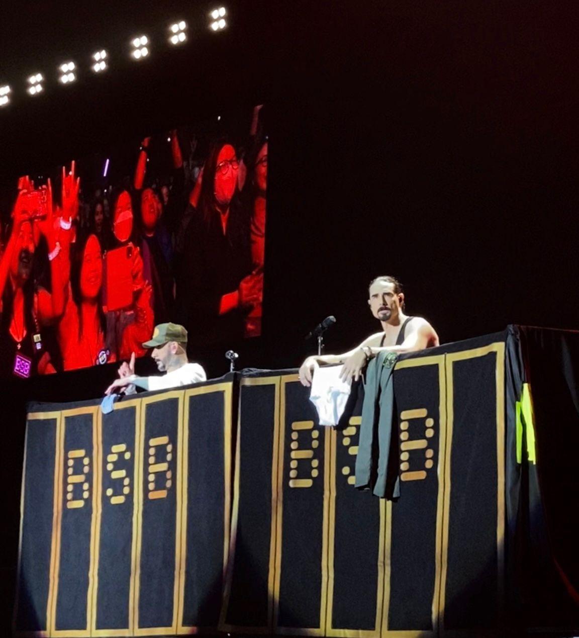 成員AJ與Kevin在台上即場除褲及換衫。