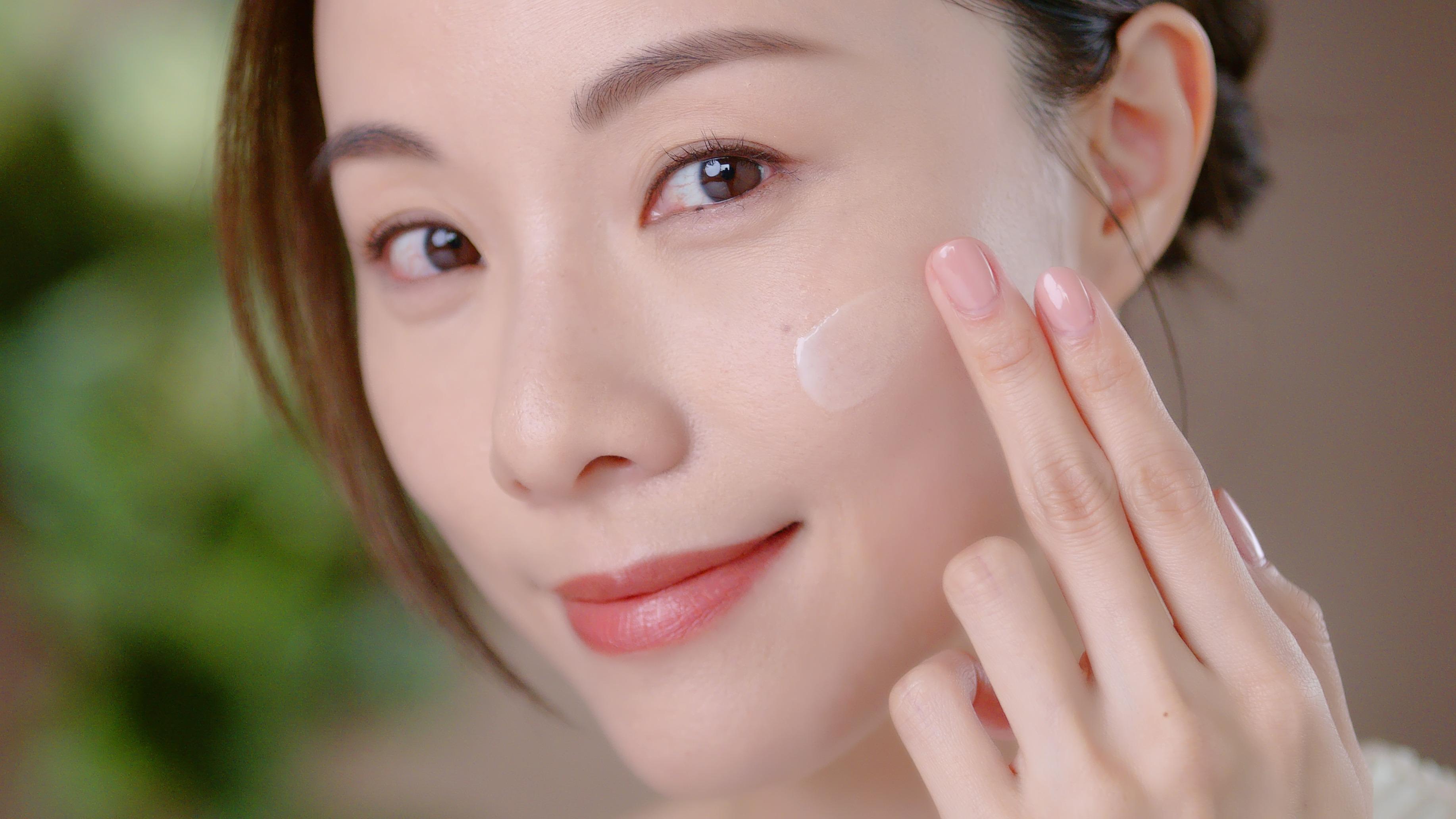 再將精華點於臉頰。