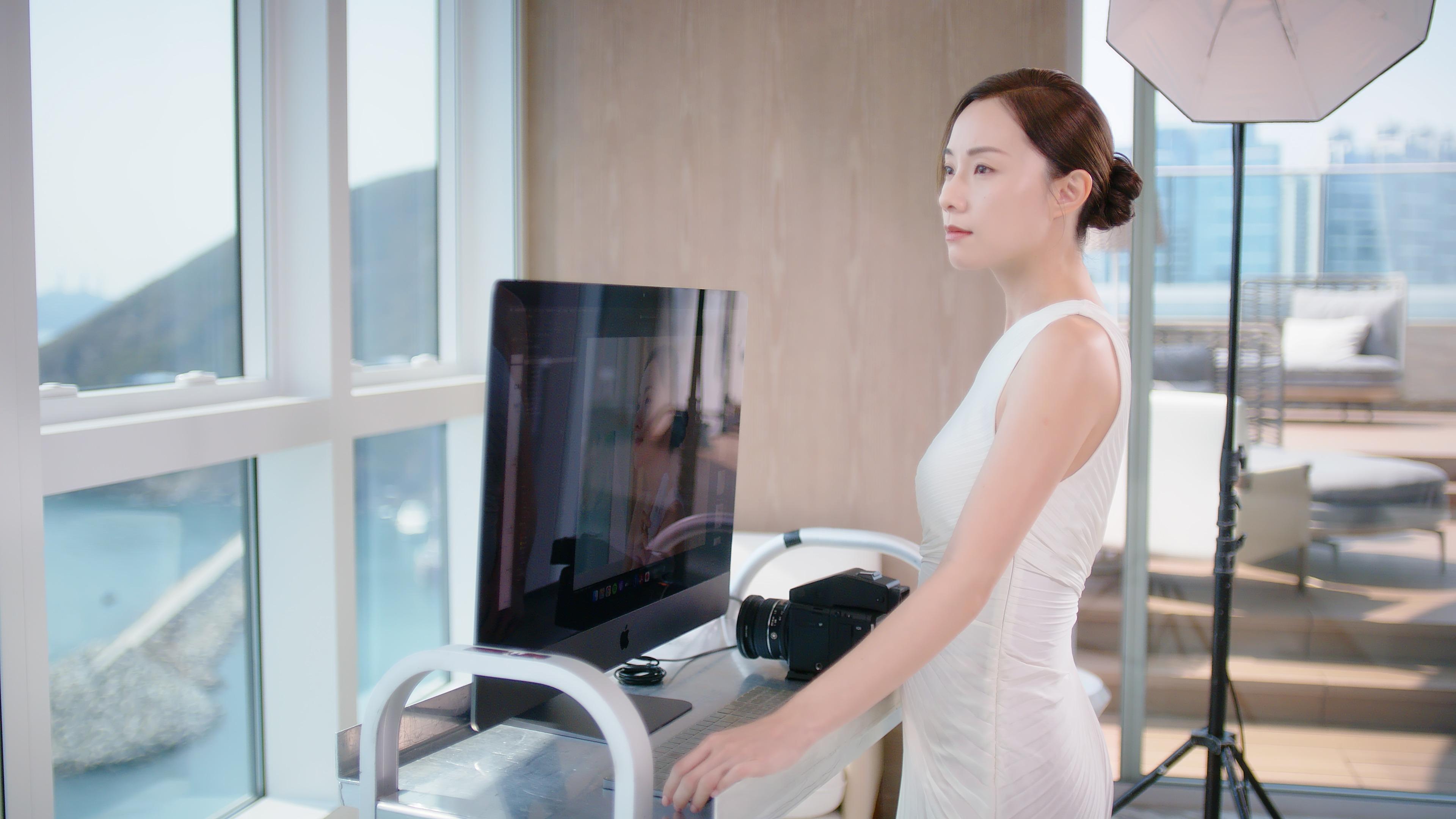 Stephy 不需打燈亦能自帶「小燈泡」原生光芒。