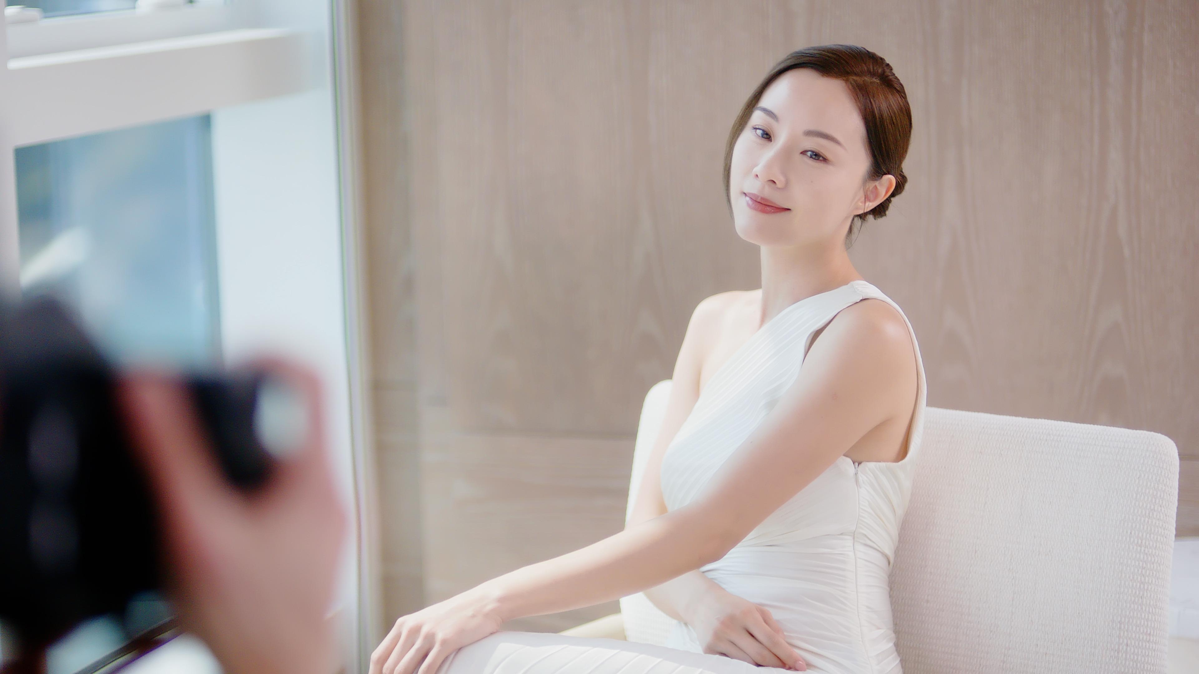 Stephy 不需打燈亦能自帶「小燈泡」原生光芒。