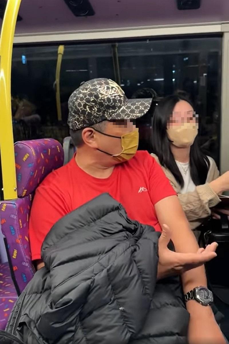 網上流傳影片,顯示一名中年男乘客疑不欲讓出更寬闊的通道,予旁邊女乘客落車,車長上前調停亦無助解決事件。(網上片段截圖)