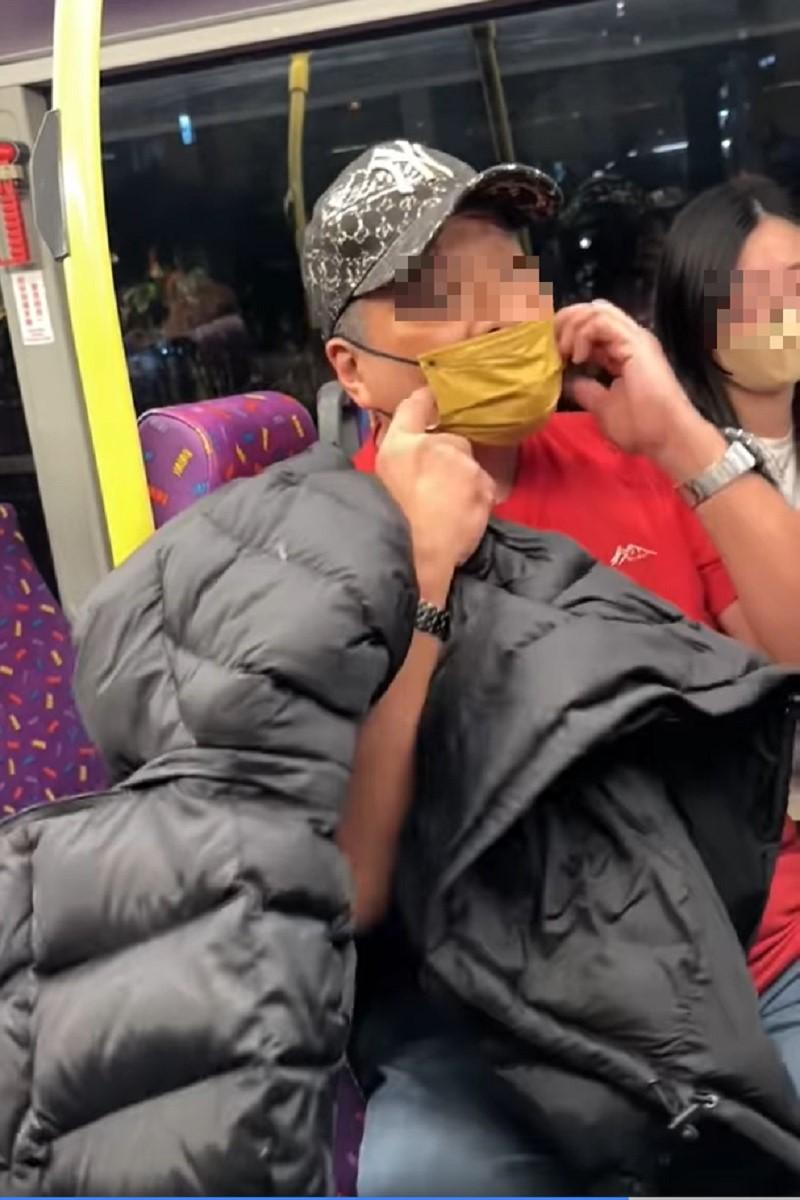 網上流傳影片,顯示一名中年男乘客疑不欲讓出更寬闊的通道,予旁邊女乘客落車,車長上前調停亦無助解決事件。(網上片段截圖)