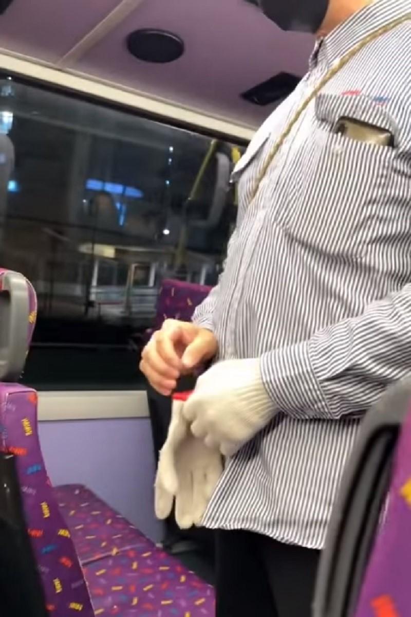 網上流傳影片,顯示一名中年男乘客疑不欲讓出更寬闊的通道,予旁邊女乘客落車,車長上前調停亦無助解決事件。(網上片段截圖)