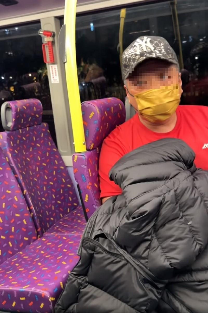 網上流傳影片,顯示一名中年男乘客疑不欲讓出更寬闊的通道,予旁邊女乘客落車,車長上前調停亦無助解決事件。(網上片段截圖)