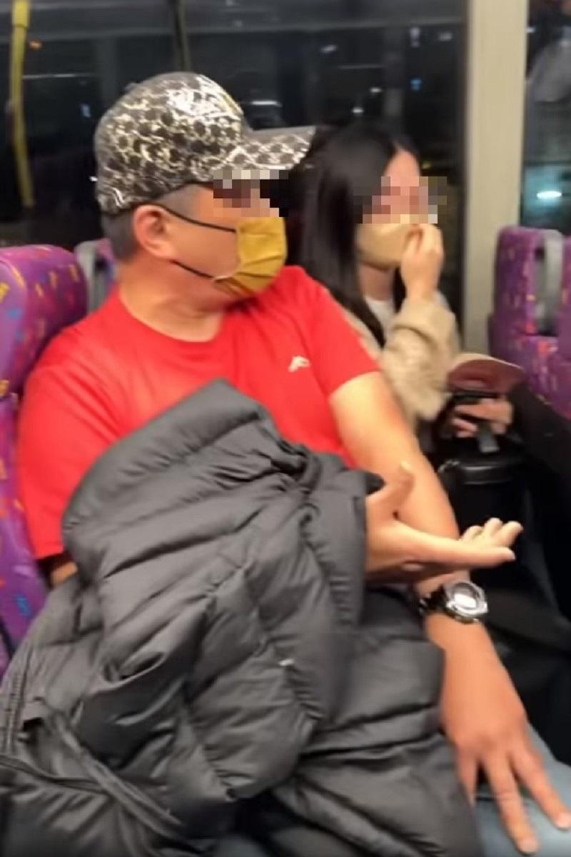 網上流傳影片,顯示一名中年男乘客疑不欲讓出更寬闊的通道,予旁邊女乘客落車,車長上前調停亦無助解決事件。(網上片段截圖)