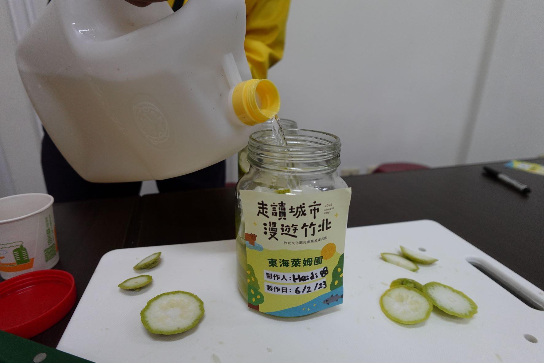 再倒入冰糖和自家製米醋,浸泡釀造成萊姆醋