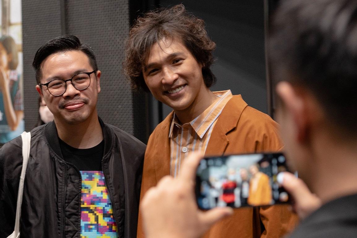 不少日本觀眾向兩人索取簽名及邀請合照。