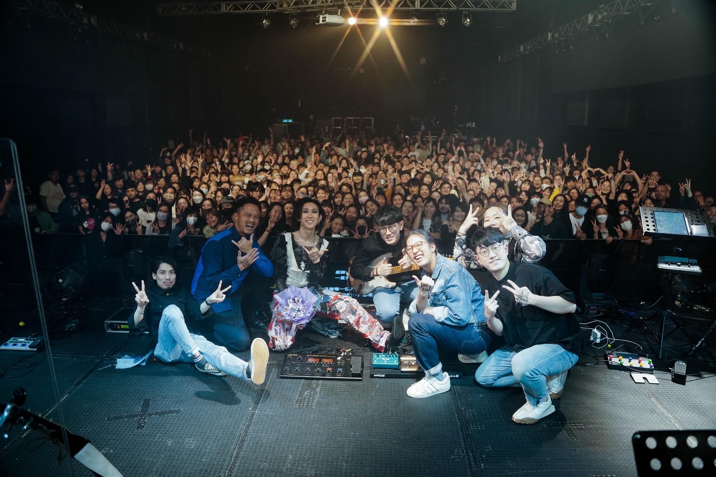 張進翹Manson舉行首個新碟發布音樂會,完騷時與觀眾大合照。
