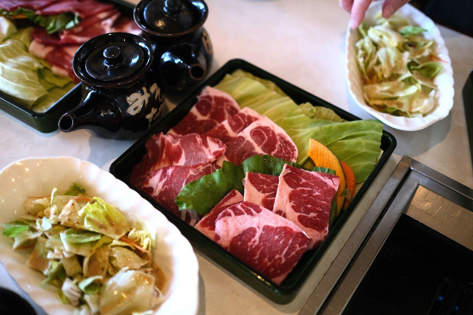 推薦到高千穗牧場內附設的牧場餐廳吃午餐,餐廳供應成吉思汗料理和烤肉