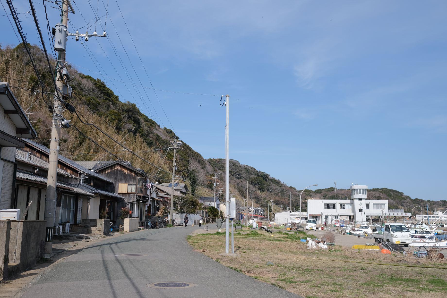 道路平坦易行,約兩小時就能走完,大家可以依著海岸線散步