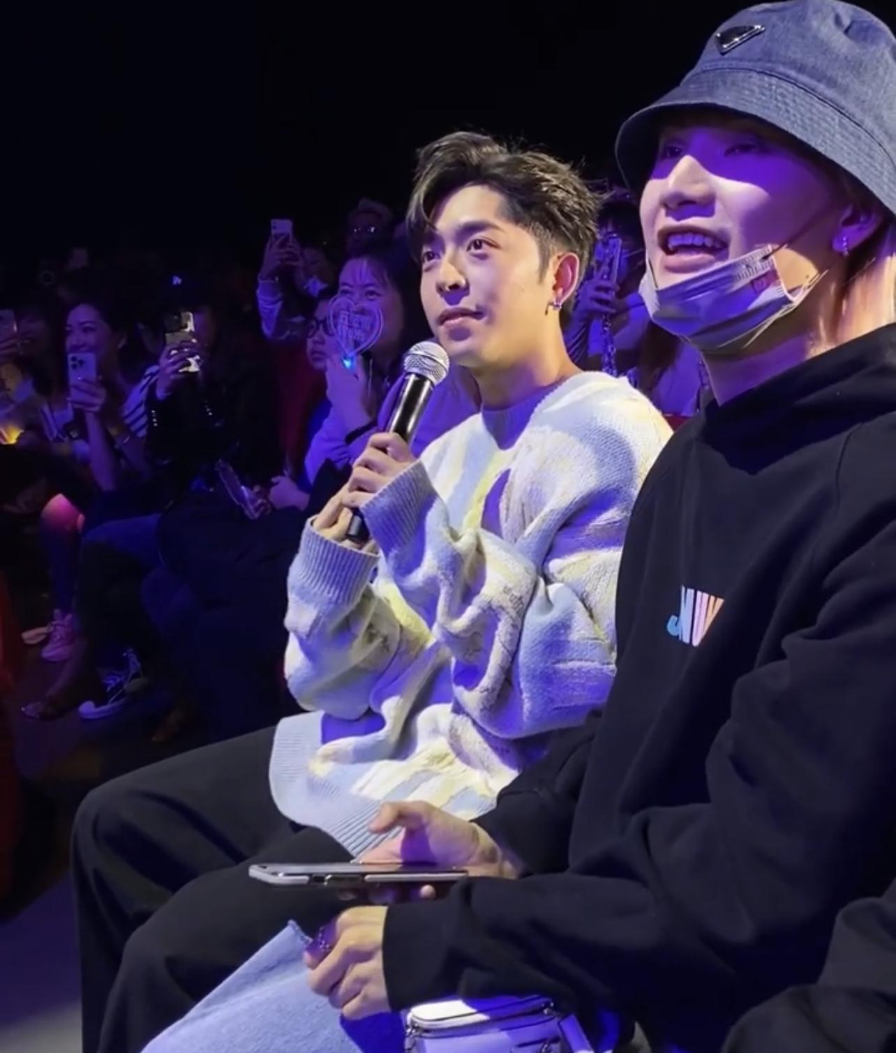 Edan和Jeremy結伴睇五堅情演唱會。