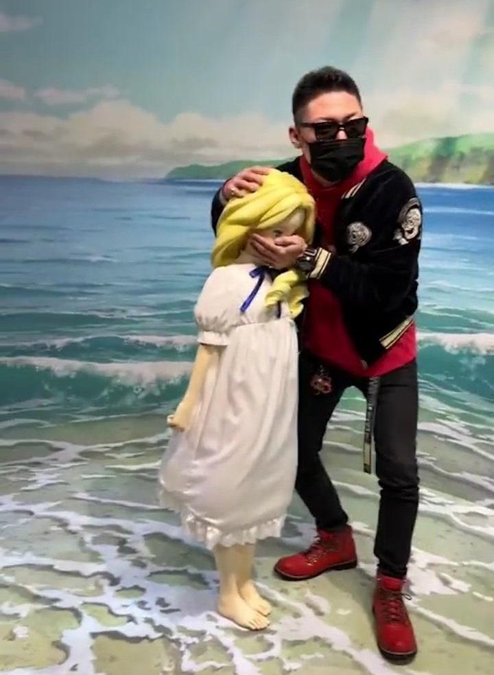 遊客與角色的一些照片被認為不洽當。(Twitter圖片)