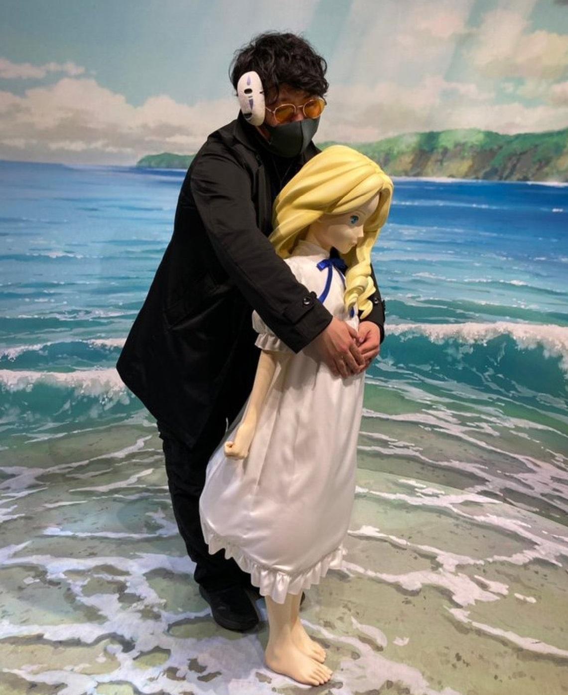 遊客與角色的一些照片被認為不洽當。(Twitter圖片)