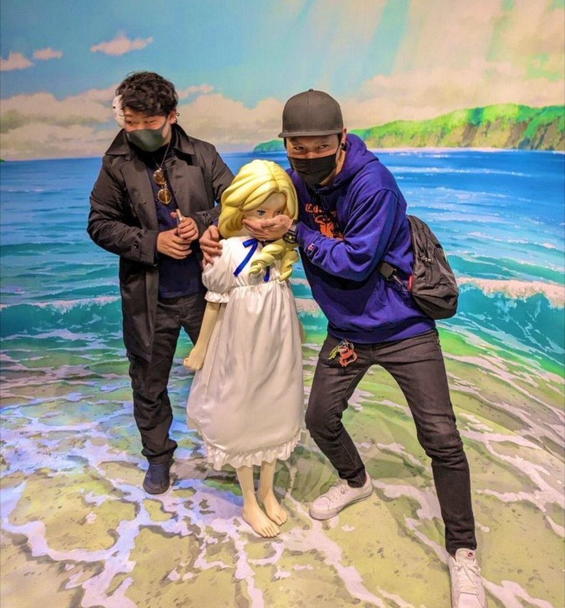 遊客與角色的一些照片被認為不洽當。(Twitter圖片)