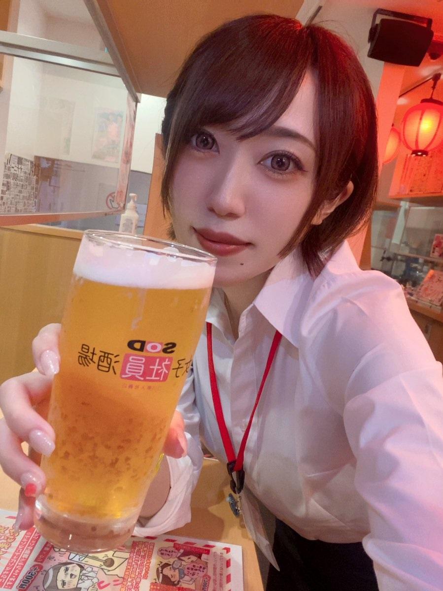 酒吧以可與AV女優飲酒為招徠。(Twitter圖片)