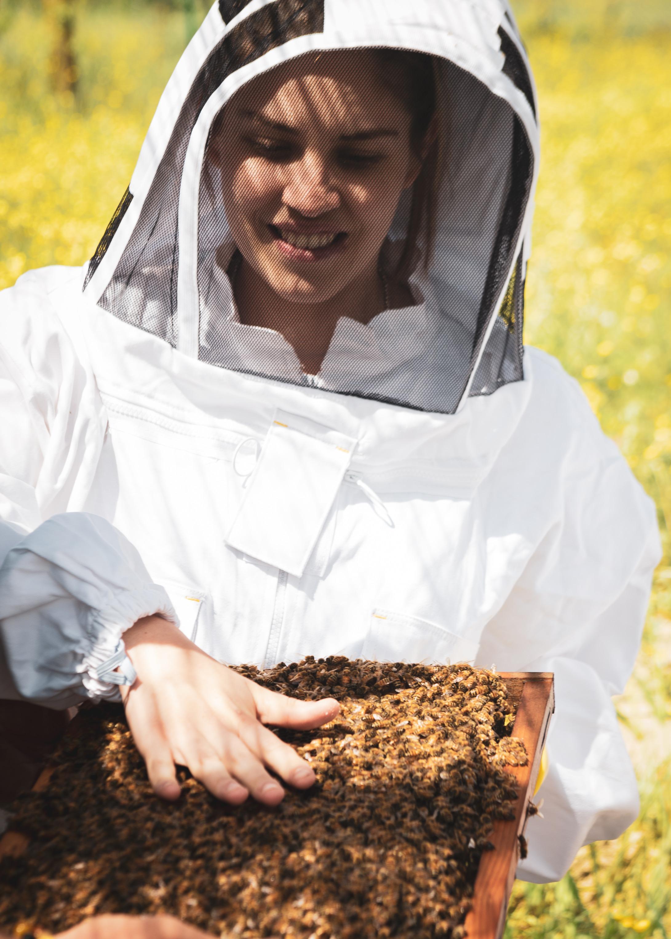 Guerlain自2020年首次推行「Women for Bees」女性養蜂創業計劃,學員來自法國、柬埔寨、墨西哥、意大利以至日本。