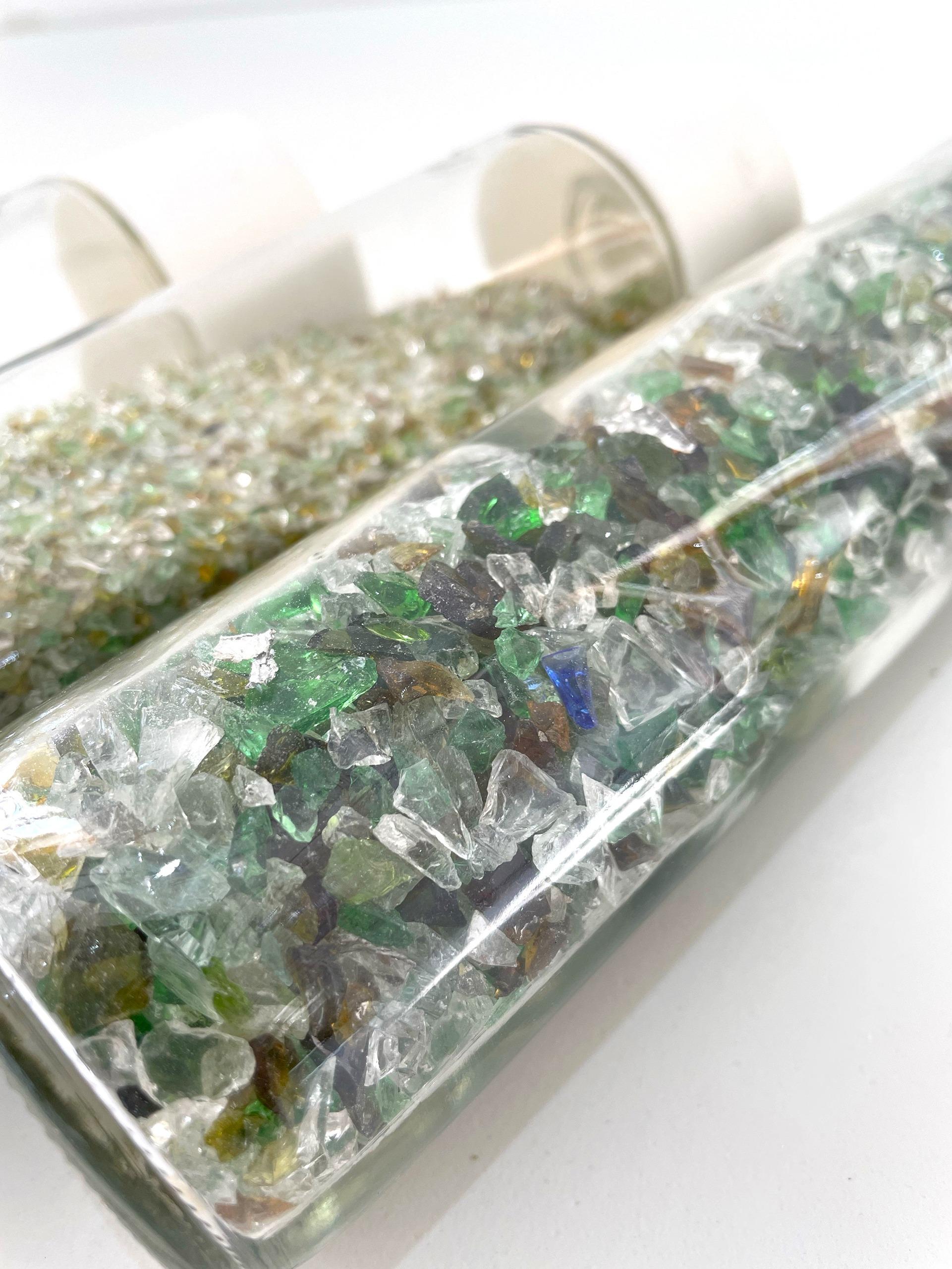 玻璃經壓碎後變成不同顏色的玻璃砂,可用以製作不同藝術品。