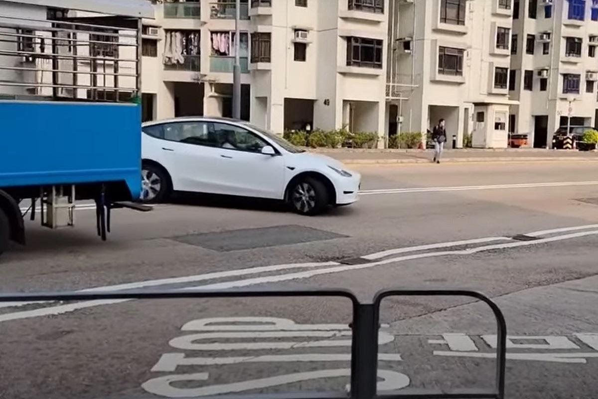 有網民拍下一輛私家車違規掉頭,遭司機質問「你影乜×嘢車啊?」。(網上片段截圖)