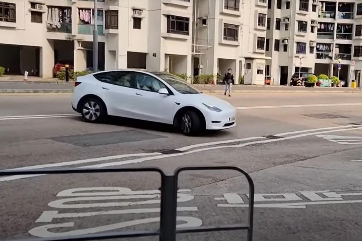 有網民拍下一輛私家車違規掉頭,遭司機質問「你影乜×嘢車啊?」。(網上片段截圖)