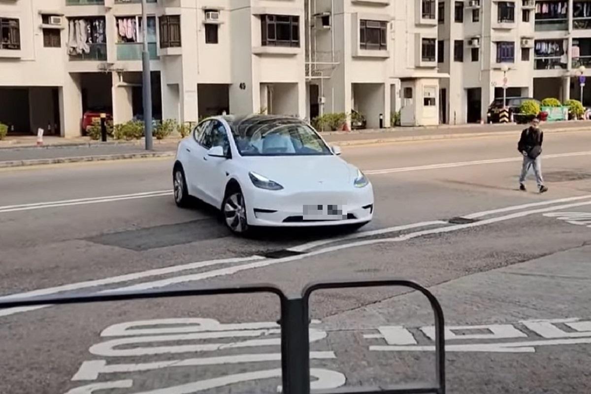 有網民拍下一輛私家車違規掉頭,遭司機質問「你影乜×嘢車啊?」。(網上片段截圖)