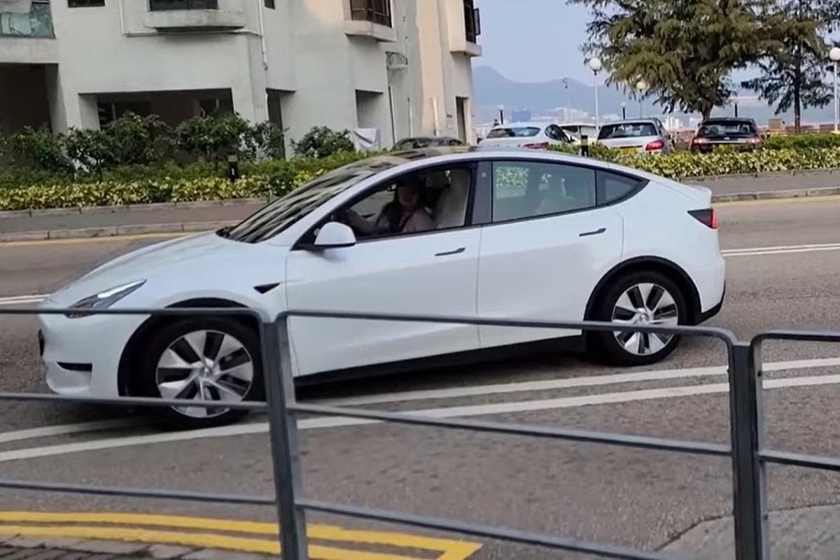 有網民拍下一輛私家車違規掉頭,遭司機質問「你影乜×嘢車啊?」。(網上片段截圖)