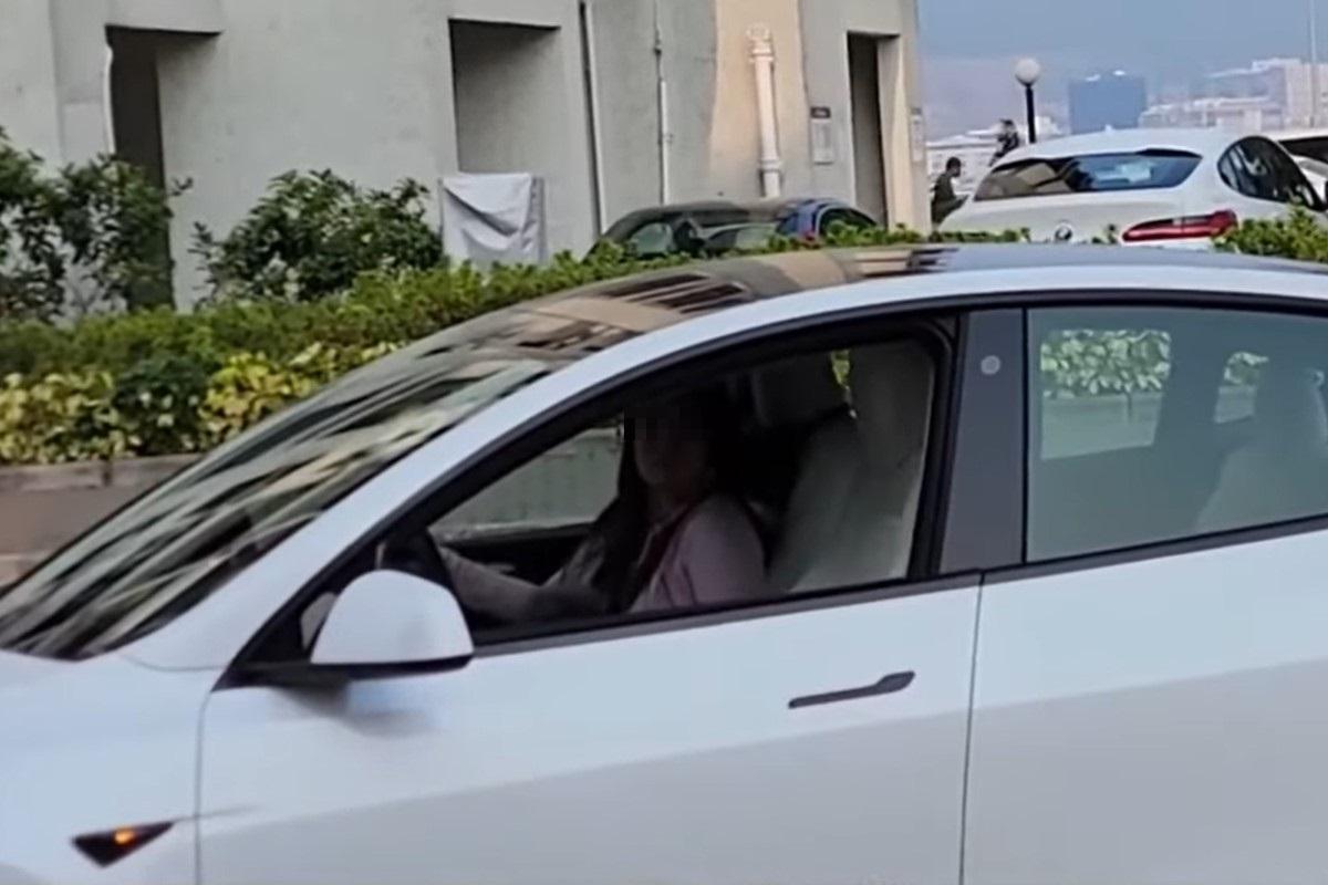 有網民拍下一輛私家車違規掉頭,遭司機質問「你影乜×嘢車啊?」。(網上片段截圖)