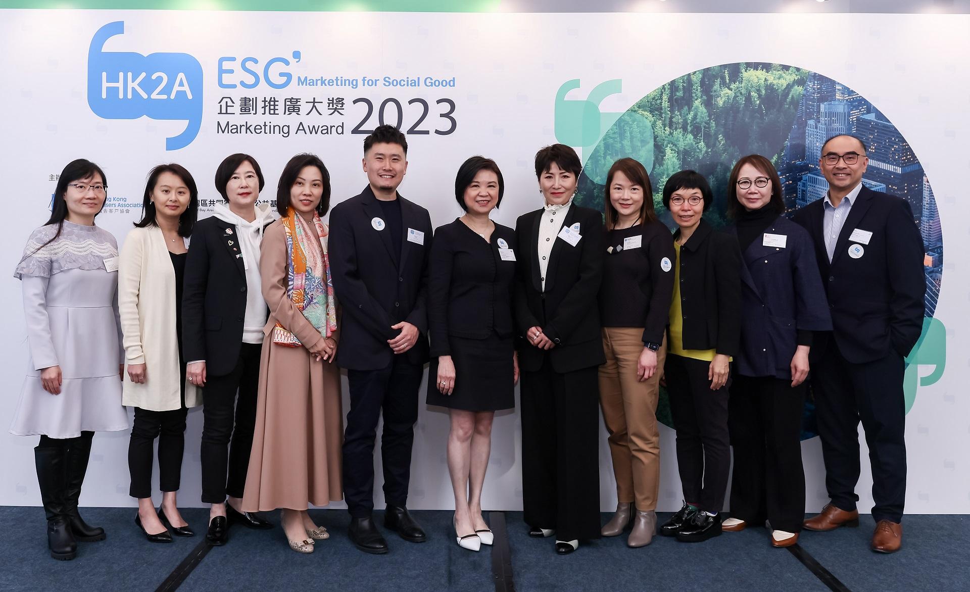 「HK2A ESG 企劃推廣大獎」正式啟動,香港廣告客戶協會委員會成員與贊助機構之代表合照。