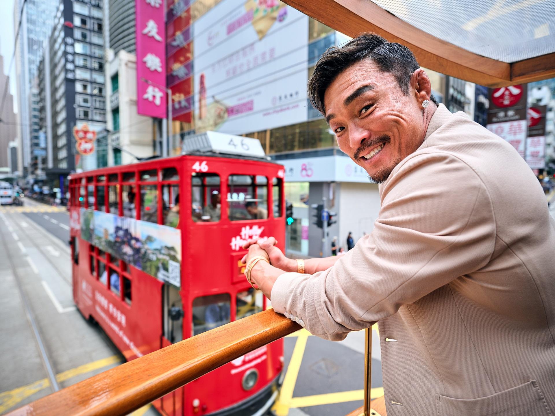 秋成勳開心搭「叮叮」。