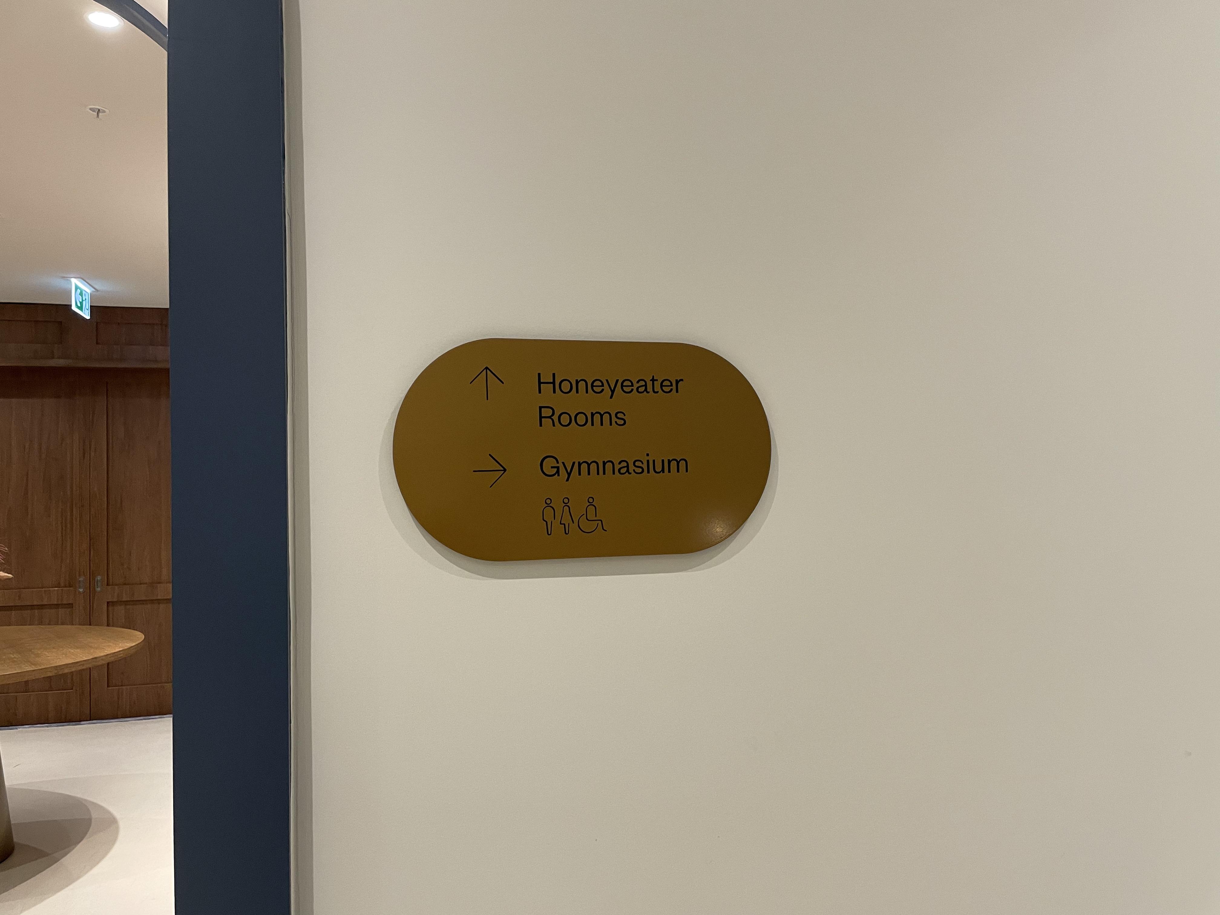 再走進去就是會議室、健身室。