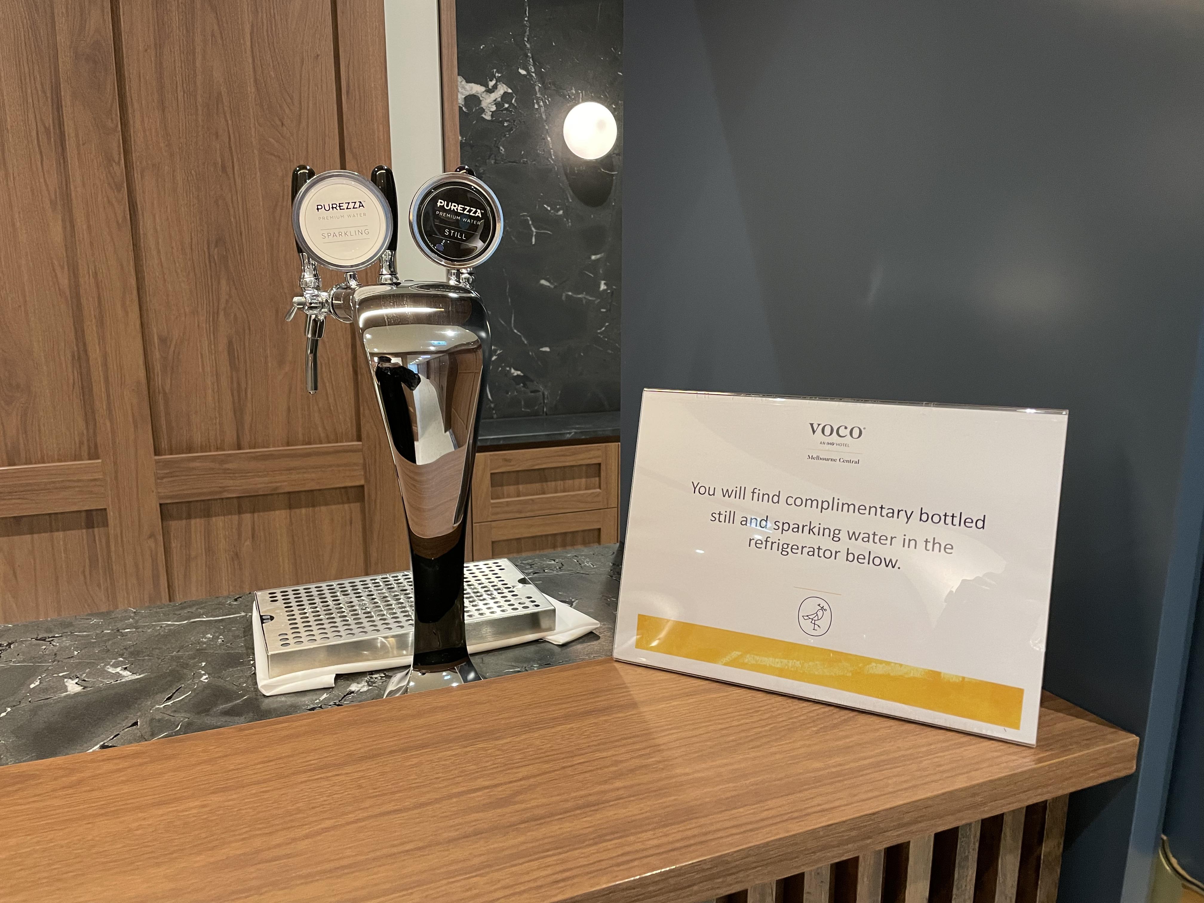 大家可以到大堂內的雪櫃自行領取樽裝水,可選普通礦泉水及有汽礦泉水。