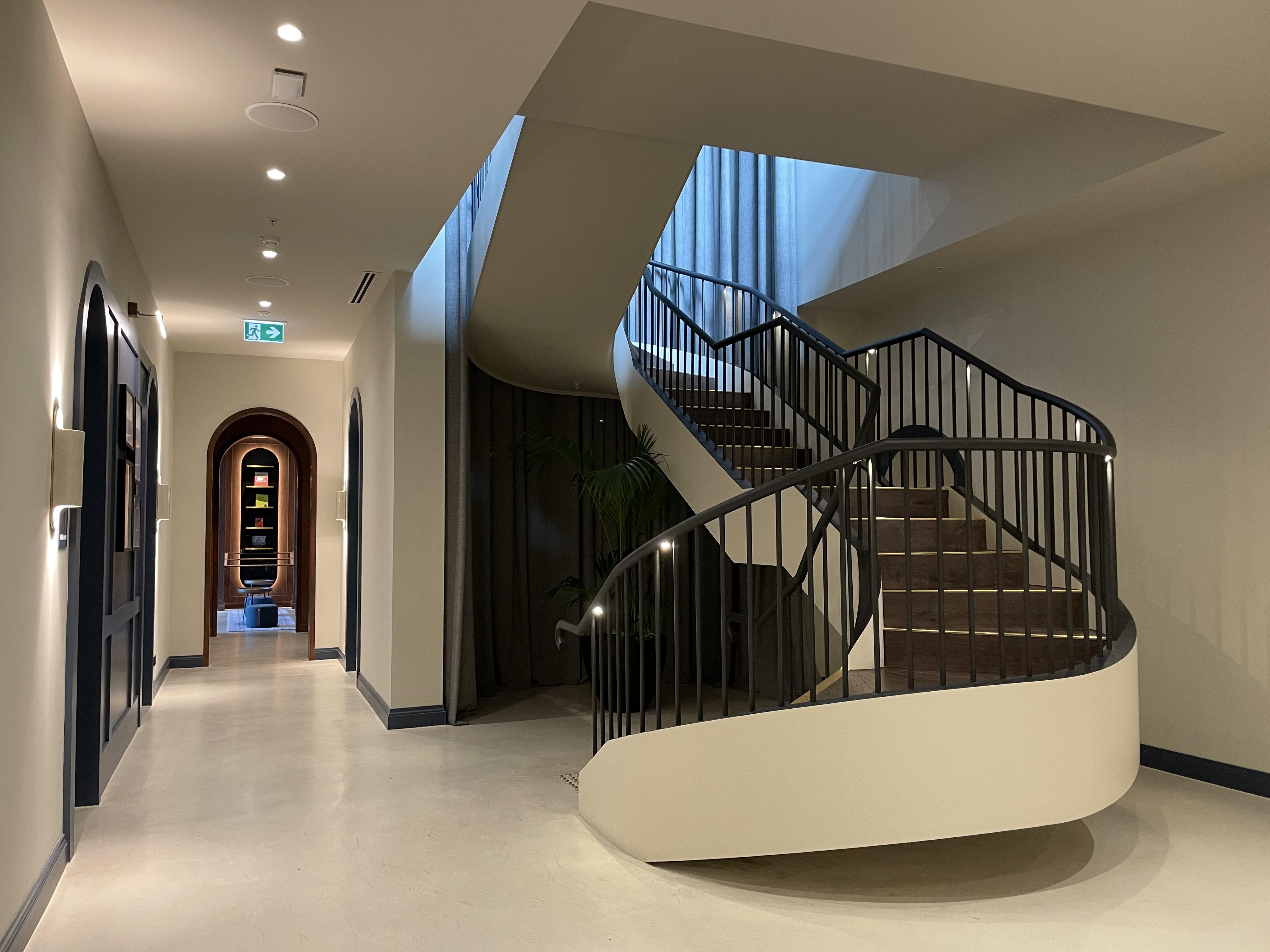 再走進去就是會議室、健身室。