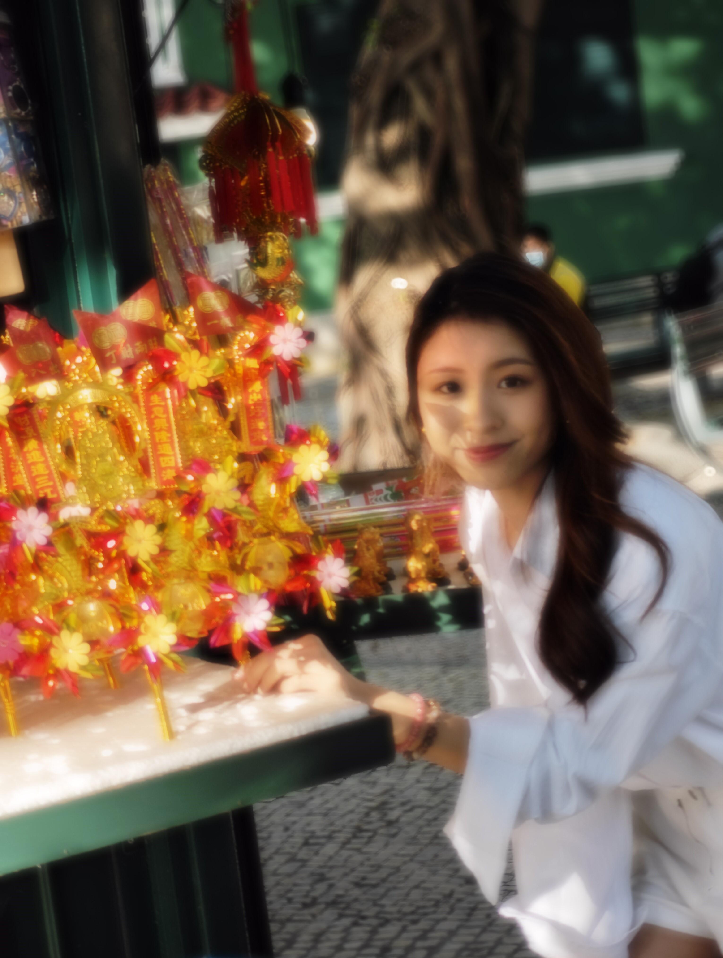 用Xiaomi 13以人像模式當中的「90mm柔焦模式」拍攝Model,勁有九十年代風靡一時的沙龍feel!