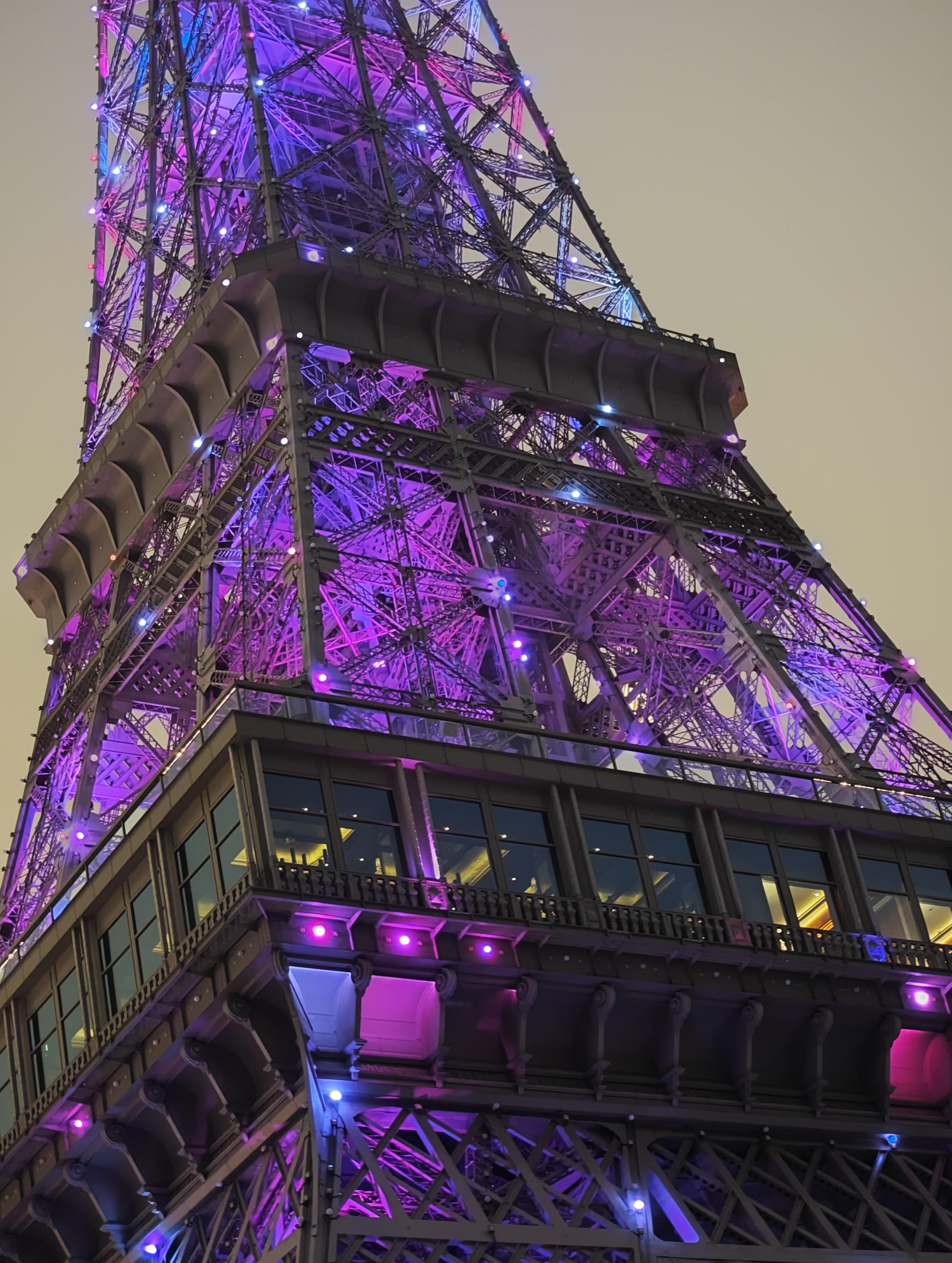 夜拍巴黎人酒店的鐵塔,可見燈效不會朦朧「化開」起渣,可見鏡頭採光能力超強。