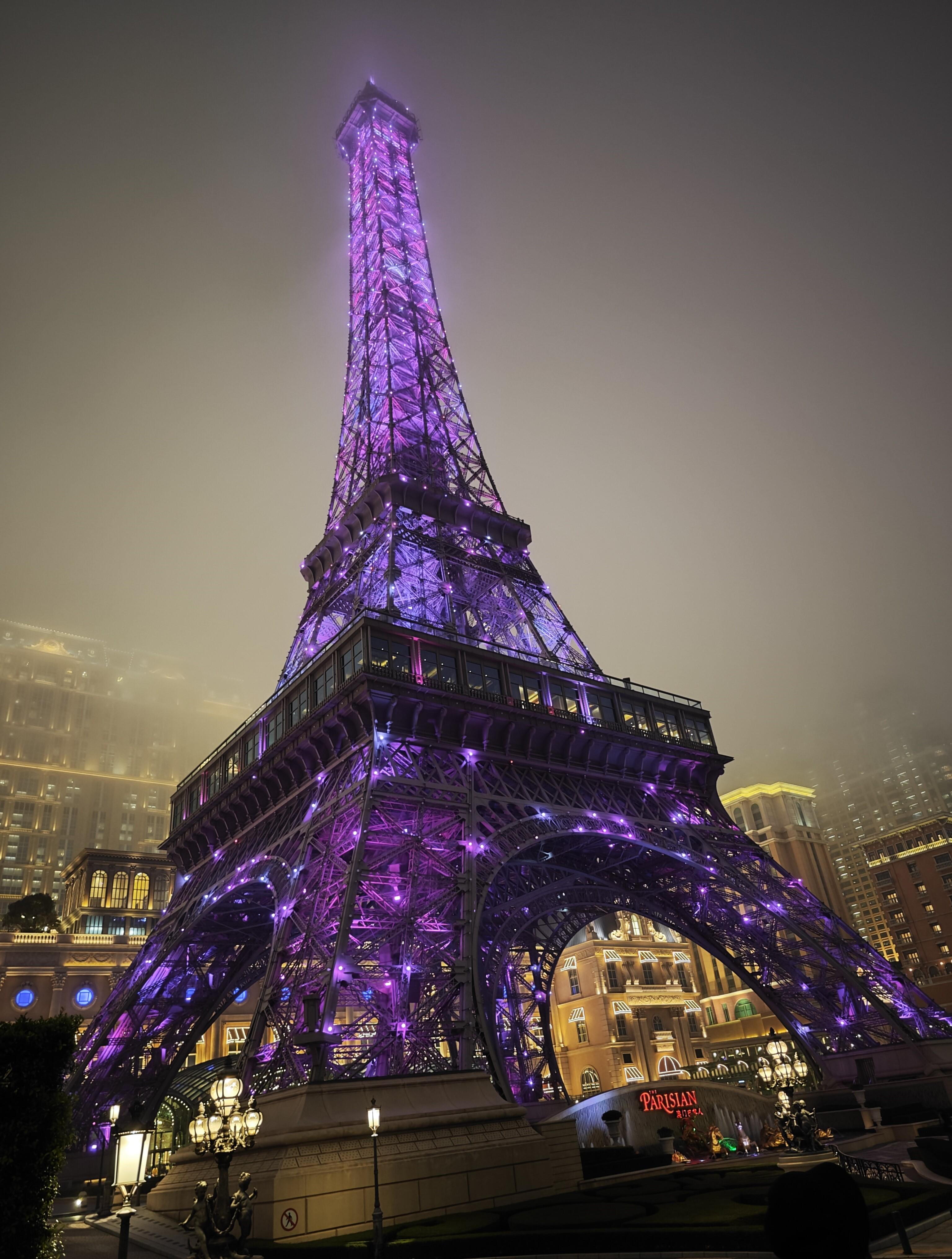 夜拍巴黎人酒店的鐵塔,可見燈效不會朦朧「化開」起渣,可見鏡頭採光能力超強。