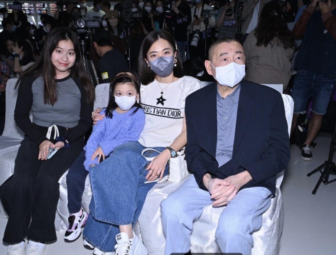 大劉與甘比一同陪囡囡追星。