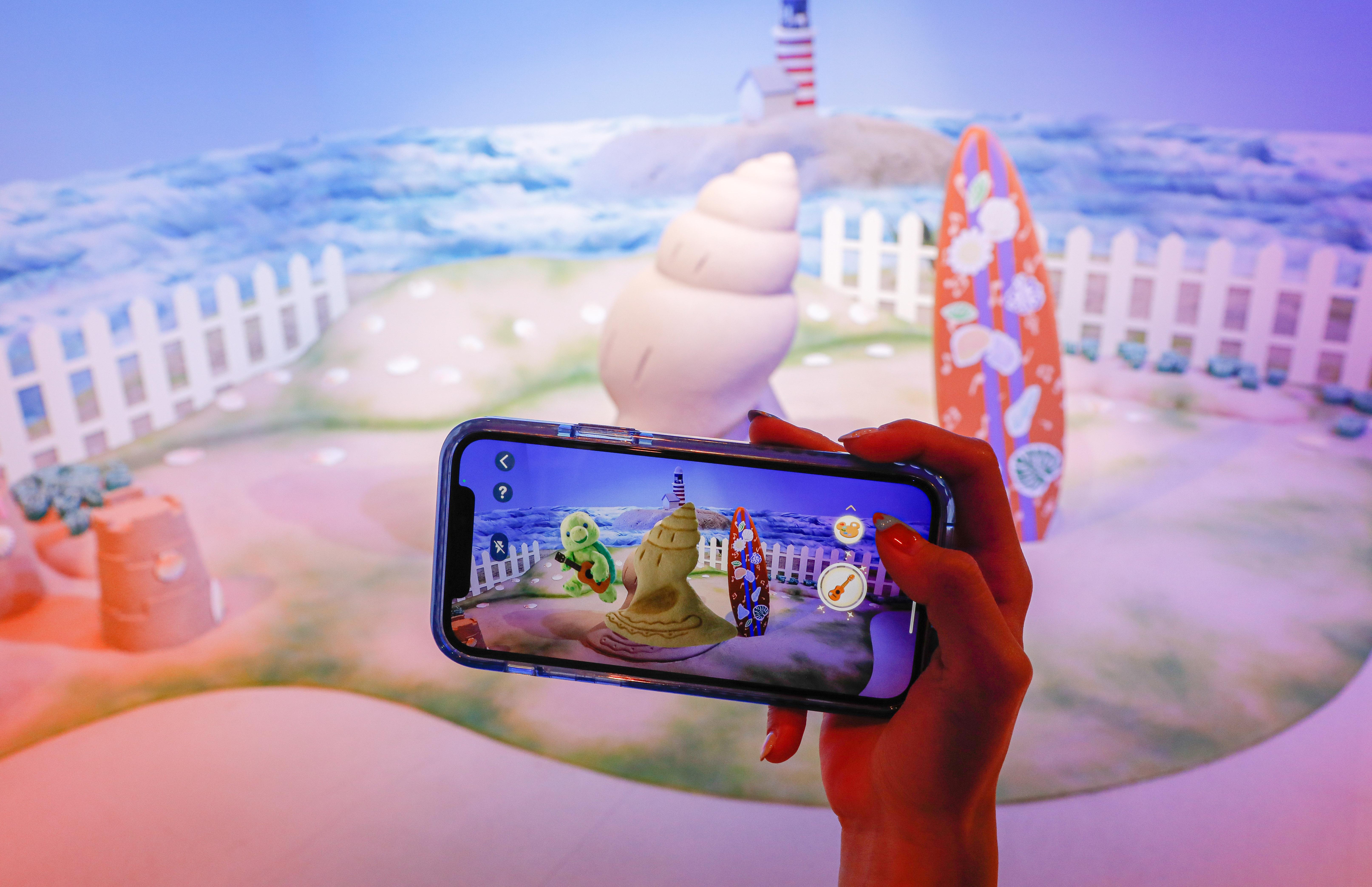 Duffy與好友遊玩屋