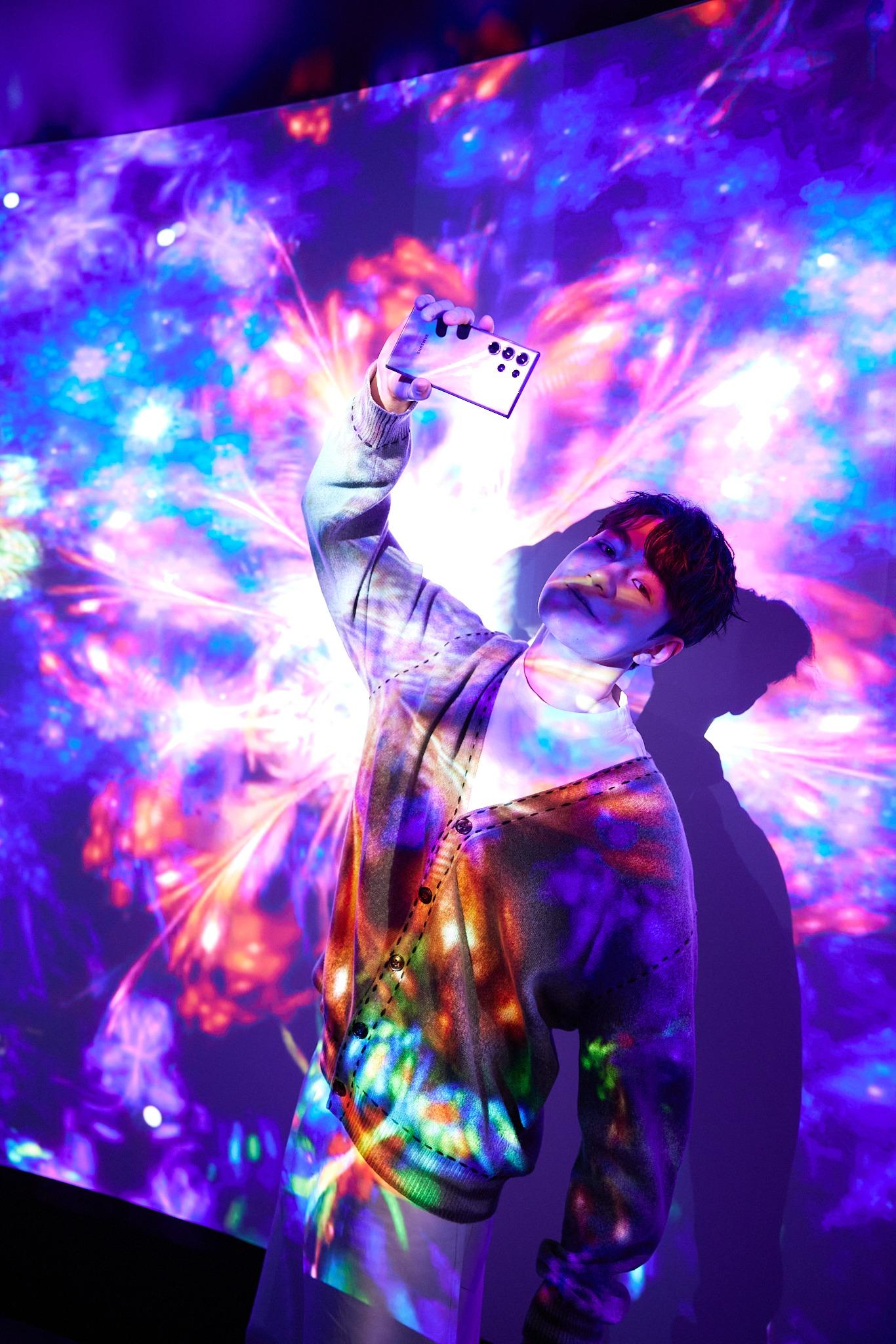 來到隧道盡頭絢爛奪目、變幻流動的光影藝術投射在巨型牆壁上。