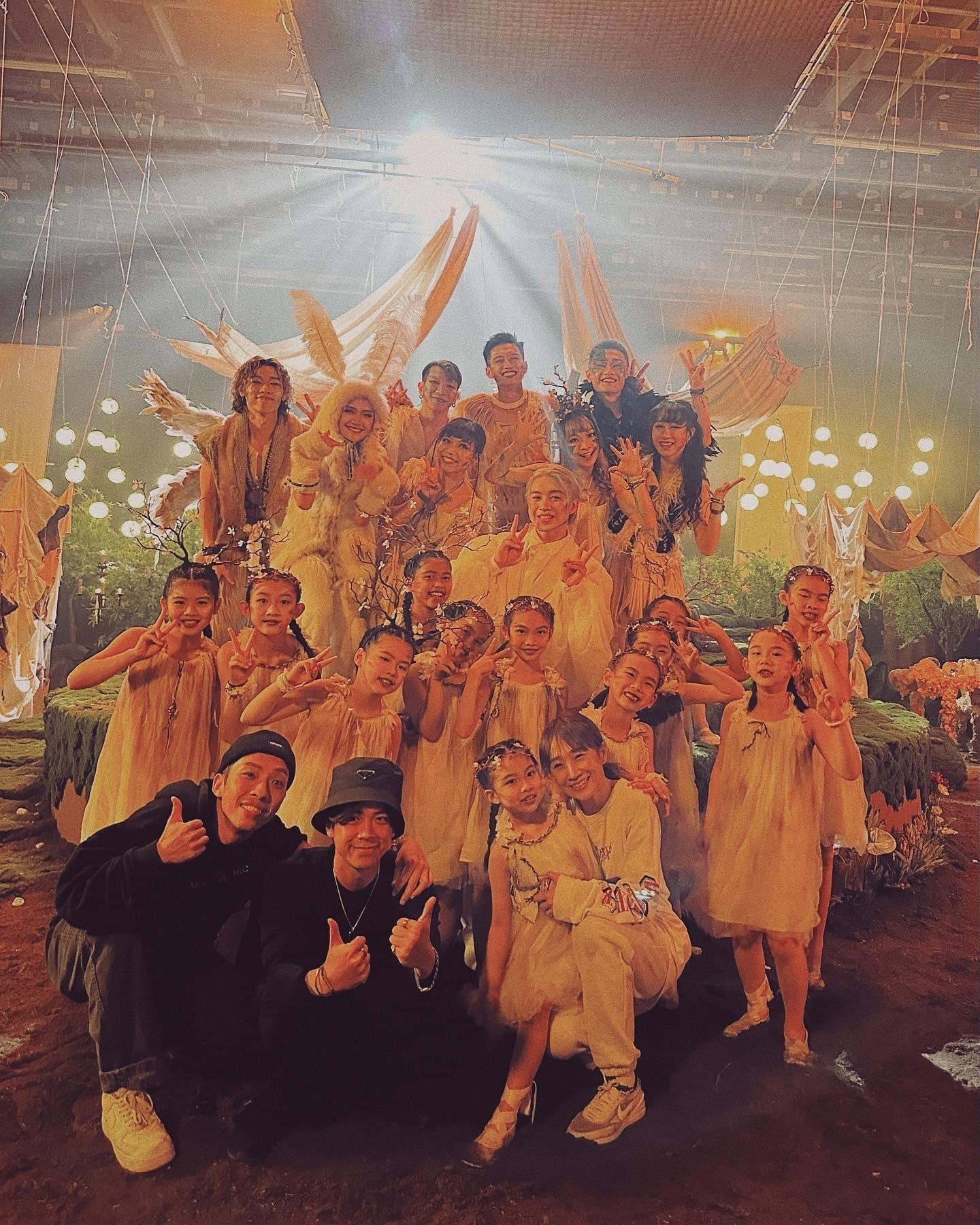 Jer新歌《從零開始的新世界》的布景色彩繽紛,猶如置身伊旬園。(IG@JER)