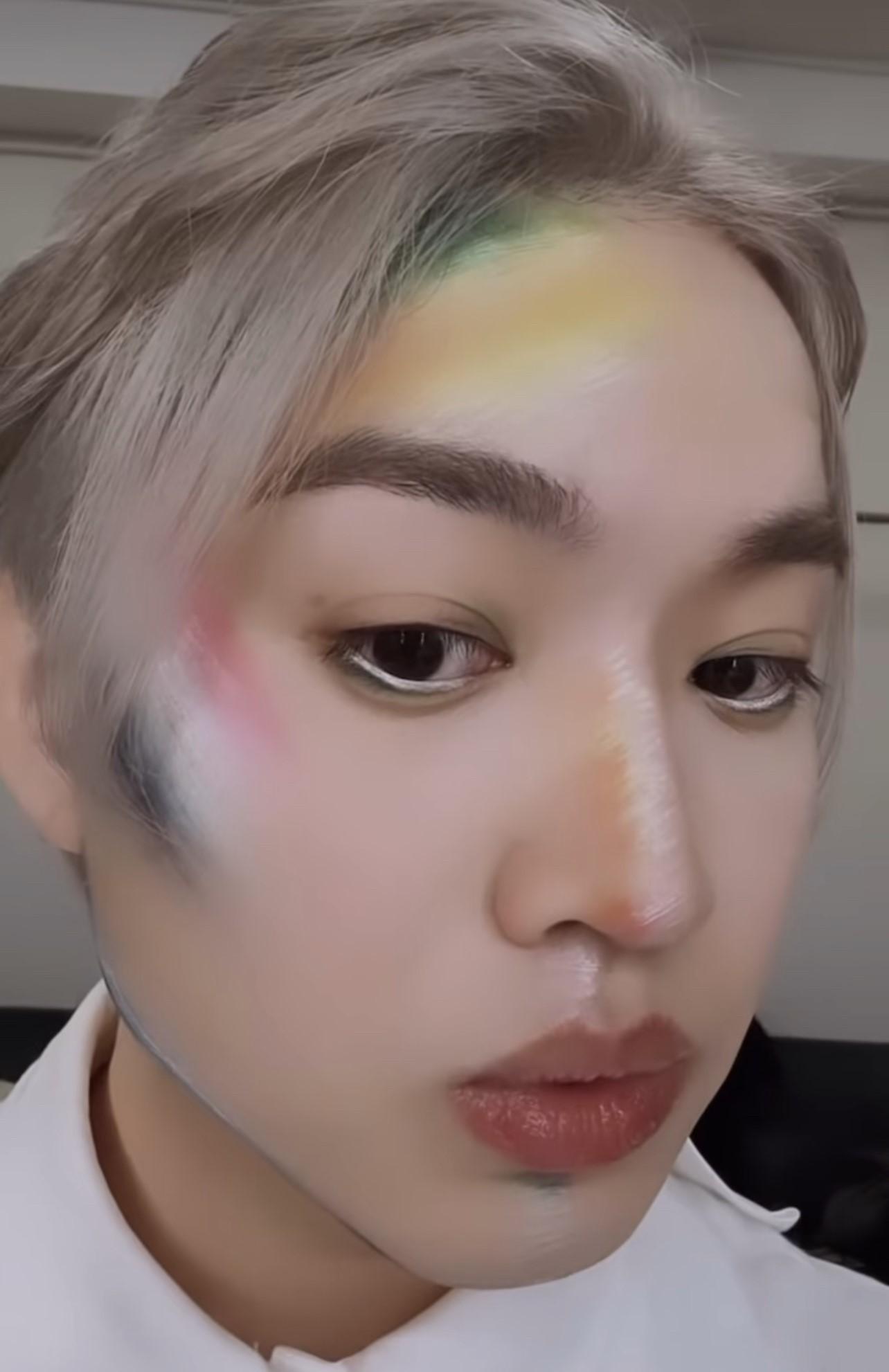 Jer在新歌《從零開始的新世界》MV裡的「阿凡達彩妝」。(IG@JER)