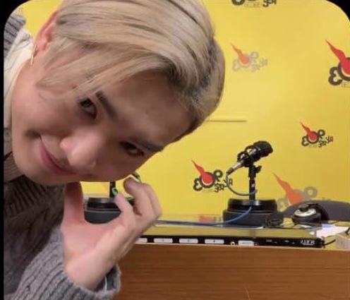 Jer不忘跟聽直播訪問的粉絲派福利。