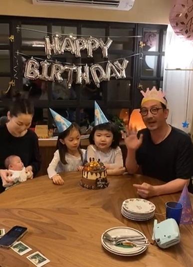 李璨琛昨晚為Lucy開直播。