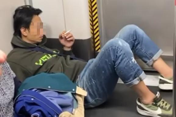 網上流傳一名男子在港鐵車廂吸煙。(Instagram帳戶「mtrsleepers」)