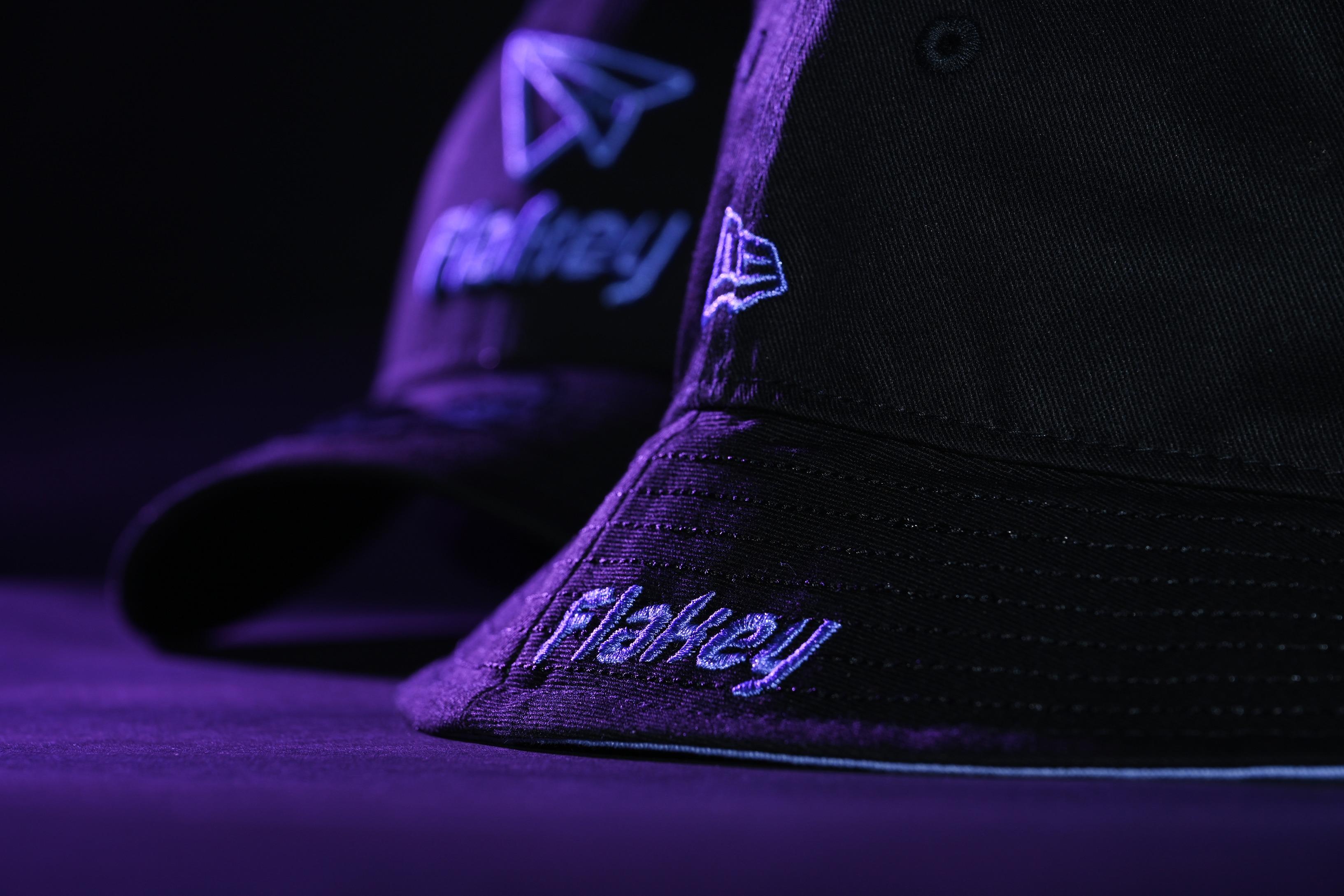 New Era首度Frankie創辦的潮流品牌Flakey聯乘,推出9FORTY及BUCKET 01兩個帽款。