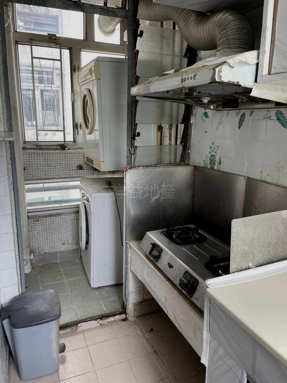 廚房外接露台,擺放洗衣機和乾衣機後,仍有空間方便晾曬衣物。(代理提供)