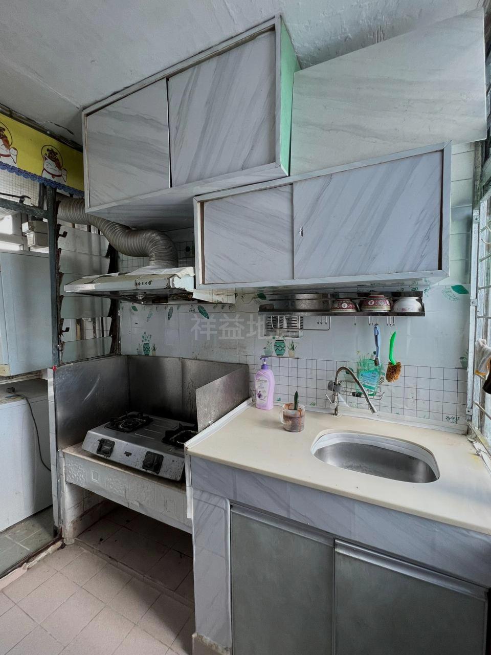 廚房連接露台,面積闊落。(代理提供)