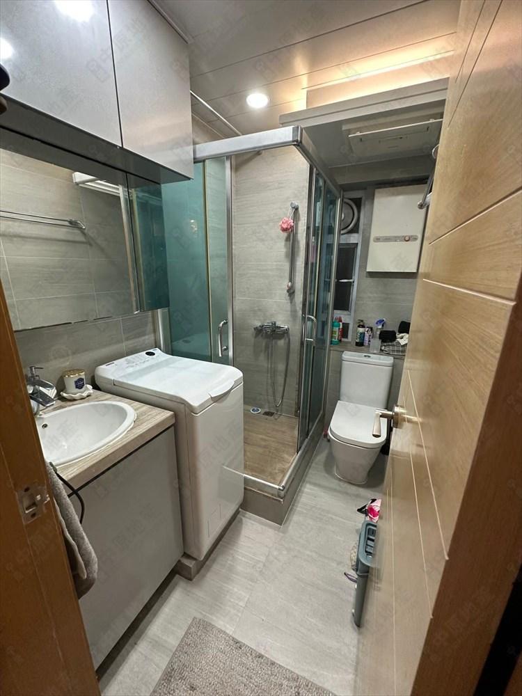 明廁的企缸浴室,有空間擺放洗衣機,空間算闊落。(代理提供)